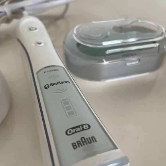 NWOT Oral B Pro 7000 Electronic Toothbrush - Picture 2 of 3